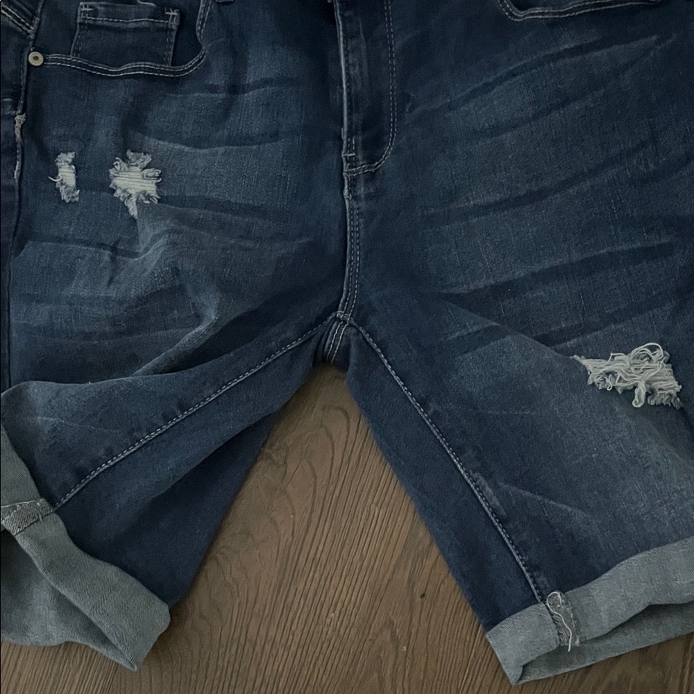 Stylish Distressed Denim Bermuda Shorts - Picture 4 of 4